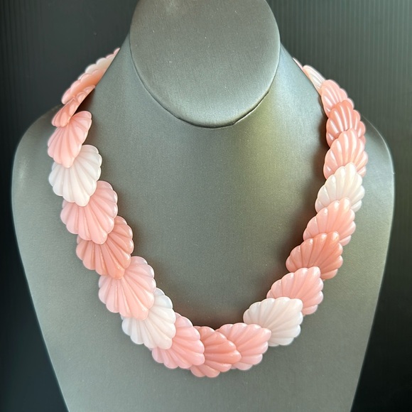 VTG Avon Pink Lucite Ombré Heart Shaped Leaf Statement Necklace 17.5”-19.5” - Picture 6 of 8